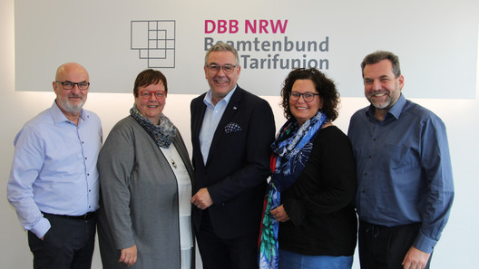 Gruppenbild der alten und neuen Vorsitzenden der DBB Tarifkommission NRW