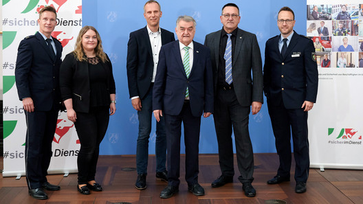 Auf der Bühne sehen wir von Links: Andre Niewöhner und Susanne Aumann (Koordinierungsgruppe #sicherimdienst), Patrick Schlüter (DGB), Herbert Reul (IM), Erich Rettinghaus (DBB NRW) und Alexander Stoll (Moderator)