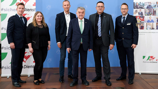 Auf der Bühne sehen wir von Links: Andre Niewöhner und Susanne Aumann (Koordinierungsgruppe #sicherimdienst), Patrick Schlüter (DGB), Herbert Reul (IM), Erich Rettinghaus (DBB NRW) und Alexander Stoll (Moderator)