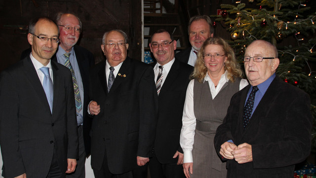 Zum 90. Geburtstag von Karl-Heinz Nitz kamen damals zahlreiche Gäste. Roland Staude, Winfried Hegemann (DSTG), Karl-Heinz Nitz, Heinz Katerkamp (Vorsitzender DSTG Westfalen-Lippe), Friedhelm Thomas (DSTG), Andrea Sauer-Schnieber (DSTG), Hans Burggraf (BRH NRW) (v.l.)