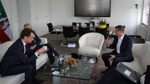 Ministerpräsident Hendrik Wüst und der 2. Vorsitzende des DBB NRW, Stefan Behlau, sitzen sich im Gespräch in der Staatskanzlei gegenüber