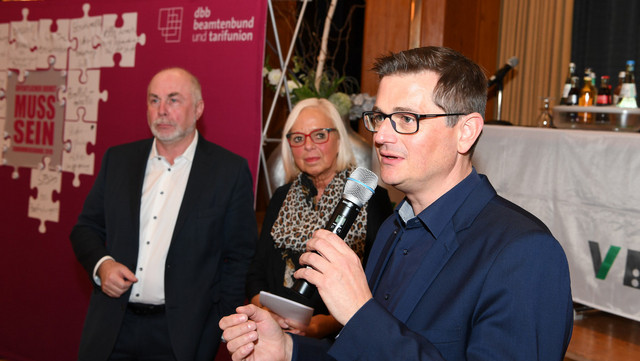 Stefan Behlau (Vorsitzender des VBE NRW, Mitglied im DBB NRW Vorstand) am Mikrofon mit Jutta Endrusch und Ulrich Silberbach.