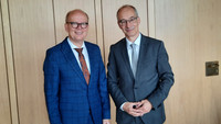 Gemeinsame Aufnahme von Landtagspräsident André Kuper und dem Vorsitzenden des DBB NRW, Roland Staude, im Büro von Herrn Kuper
