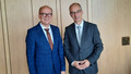 Gemeinsame Aufnahme von Landtagspräsident André Kuper und dem Vorsitzenden des DBB NRW, Roland Staude, im Büro von Herrn Kuper