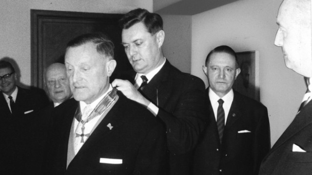 1966 - Hans Schäfer erhält das Große Bundesverdienstkreuz
