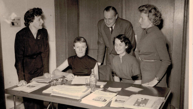 1955 - Mitarbeiterinnen der Geschäftsstelle des DBB NRW mit dem Vorsitzenden Dr. Otto Fuhrmann 