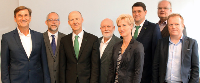 Das neue NRWL-Präsidium (von links): Präsident Andreas Bartsch mit Hilmar von Zedlitz-Neukirch, Michael Suermann, Peter Silbernagel, Christine Tharra und Ralf Laarmanns sowie den Geschäftsführern Frank Flanze und Andreas Merkendorf