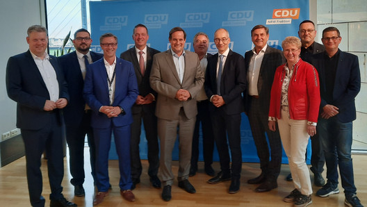Gruppenbild der Vorstandsmitglieder des DBB NRW und der Fraktionsspitze der CDU NRW vor dem Logo der CDU