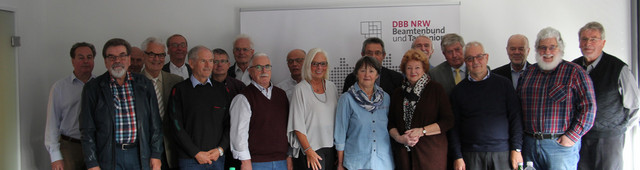 Vordere Reihe von links nach rechts: Günther Grapp (vbba), Horst Frank (DAAV), Burkhardt Borowski (DSTG), Burkhard Sydow (GdL), Jutta Endrusch (2. Vorsitzende DBB NRW), Roswitha Lührmann (VBE), Mathia Arent-Krüger (Vorsitzende der DBB Landesseniorenvertretung), Udo Kock (BTB), Sigurd Hammer (vdla). Hintere Reihe von links nach rechts: Wolfgang Bernig (DJG), Berthold Hambach (BSBD), Konrad Dahlmann (lehrer nrw), Wolfgang Orscheschek (DPolG), Günter Dreßler (vlw), Georg Kotzyba (GdS), Hermann Lang (stellv. Vors. der Landesseniorenvertretung), Roland Wodarzik (BRH), Theo Doisselhoff (stellv. Vors. Der Landesseniorenvertretung), Axel Vedder (VdB), Peter Quadt (LWK).