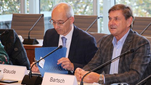 Der Vorsitzende des DBB NRW, Roland Staude, und Andreas Bartsch, stellvertretender Vorsitzender des DBB NRW, an einem Tisch sitzend, bei der Anhörung zum Personaletat 2023 am 15. November 2022 im Landtag NRW (von links)