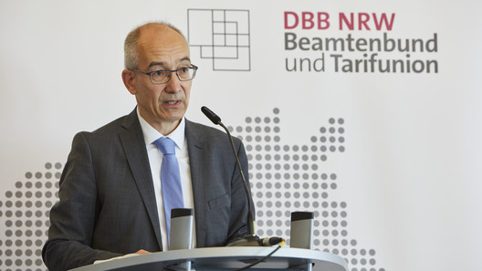 Roland Staude, Vorsitzender des DBB NRW am Rednerpult