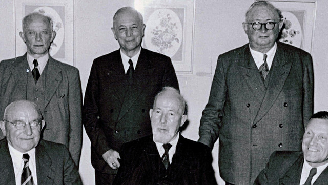 Das Foto wurde 1953 in Düsseldorf aufgenommen und zeigt sechs der zehn Gründungsmitglieder des Deutschen Beamtenbundes Nordrhein-Westfalen. sitzend, v.l.: Fritz Mähle, Dr. Peter Nell, Hans Schäfer. stehend, v.l.: Konrad Oboven, Josef Begas, Hubert Gast