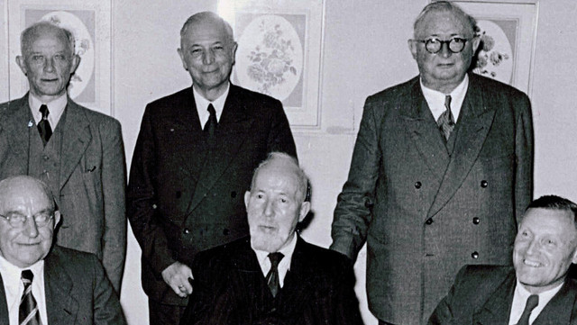 Das Foto wurde 1953 in Düsseldorf aufgenommen und zeigt sechs der zehn Gründungsmitglieder des Deutschen Beamtenbundes Nordrhein-Westfalen. sitzend, v.l.: Fritz Mähle, Dr. Peter Nell, Hans Schäfer. stehend, v.l.: Konrad Oboven, Josef Begas, Hubert Gast