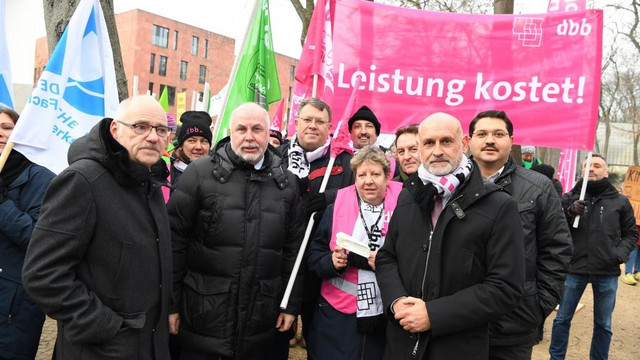 Besuchten die Demo am Rande der 1. Verhandlungsrunde: Friedhelm Schäfer (DBB Fachvorstand Beamtenpolitik), Ulrich Silberbach, Volker Geyer und Himmet Ertürk (vdla Vorsitzender) – vorne v.l