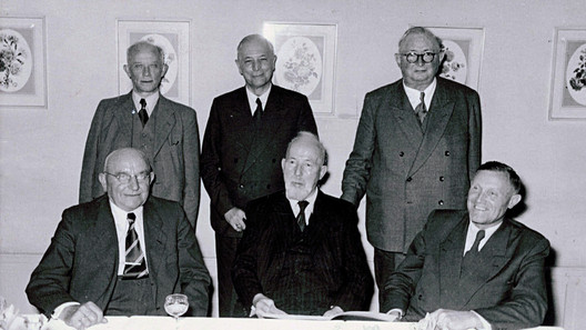 Das Foto wurde 1953 in Düsseldorf aufgenommen und zeigt sechs der zehn Gründungsmitglieder des Deutschen Beamtenbundes Nordrhein-Westfalen. sitzend, v.l.: Fritz Mähle, Dr. Peter Nell, Hans Schäfer. stehend, v.l.: Konrad Oboven, Josef Begas, Hubert Gast