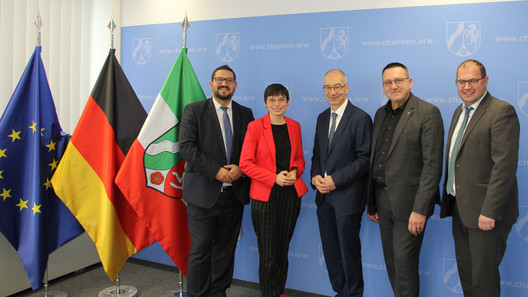 Gruppenbild einiger Vorstandsmitglieder des DBB NRW und der Ministerin Ministerin für Kinder, Jugend, Familie, Gleichstellung - im Ministerium