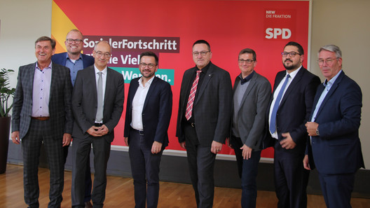 Gruppenbild der Vorstandsmitglieder des DBB NRW und der Fraktionsspitze der SPD NRW vor dem Logo der SPD