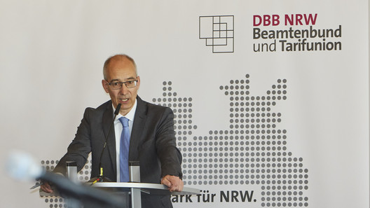 Roland Staude, Vorsitzender des DBB NRW steht am Rednerpult und spricht mit energischem Blick zum Auditorium