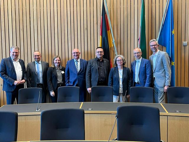 Teilnehmer des DBB NRW mit der Vorsitzenden des HFA Carolin Kirsch MdL und Jörg Blöming MdL (l.) nach der Anhörung im Landtag NRW