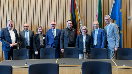 Teilnehmer des DBB NRW mit der Vorsitzenden des HFA Carolin Kirsch MdL und Jörg Blöming MdL (l.) nach der Anhörung im Landtag NRW