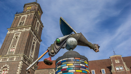 Skulptur und Kirchturm in Coesfeld