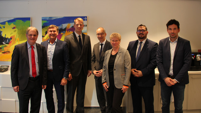 Gruppenbild der Vorstandsmitglieder des DBB NRW mit Mitgliedern der FDP-Fraktion, stehend im Konferenzraum der FDP